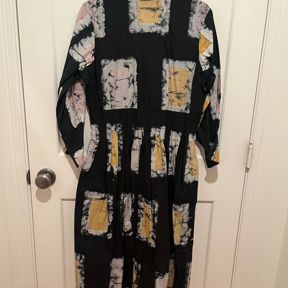 Busayo Yewande Dress in Black Geometric Tie Dye Print - Picture 7 of 9